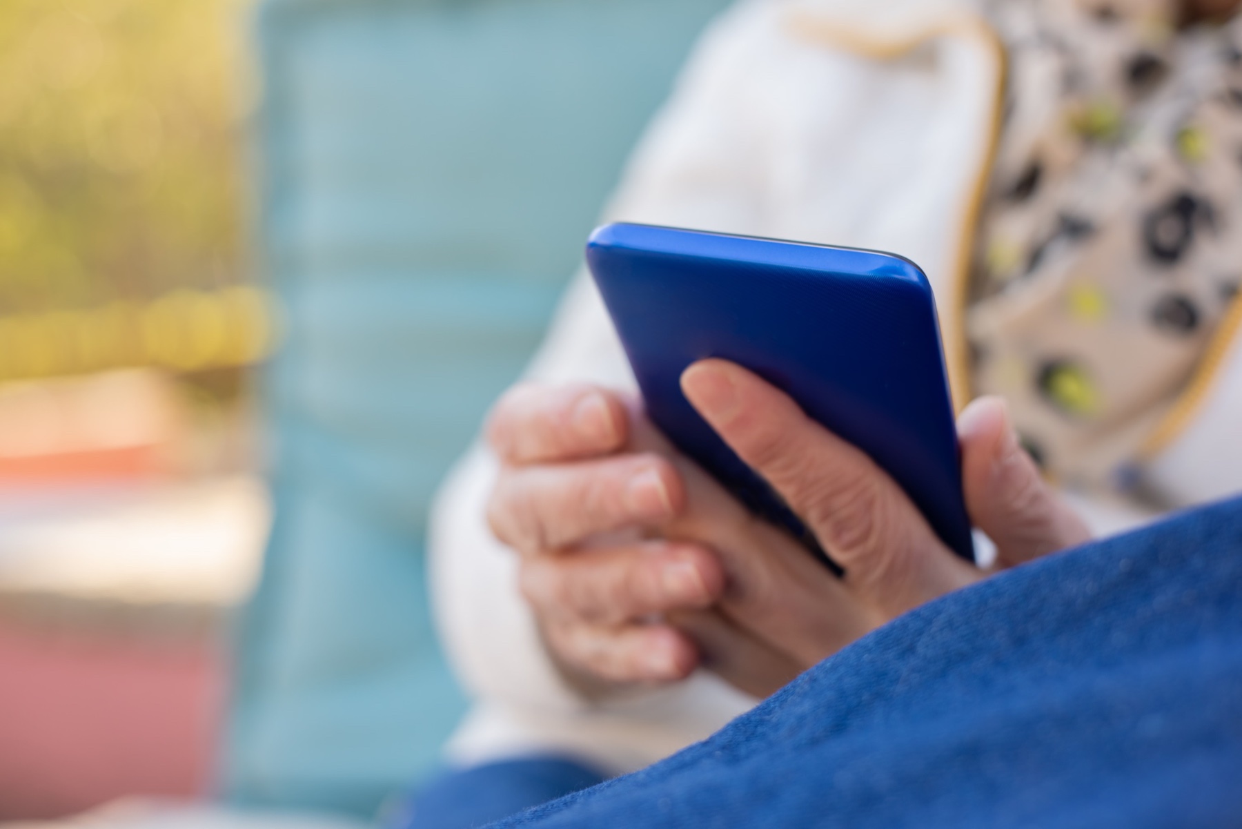 Persoon gebruikt een smartphone