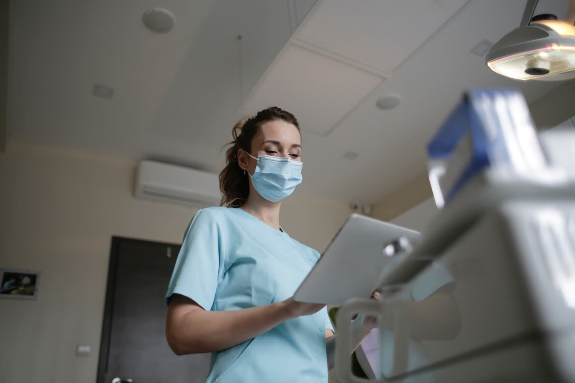 Zorgverlener bekijkt capaciteitsinformatie op een tablet