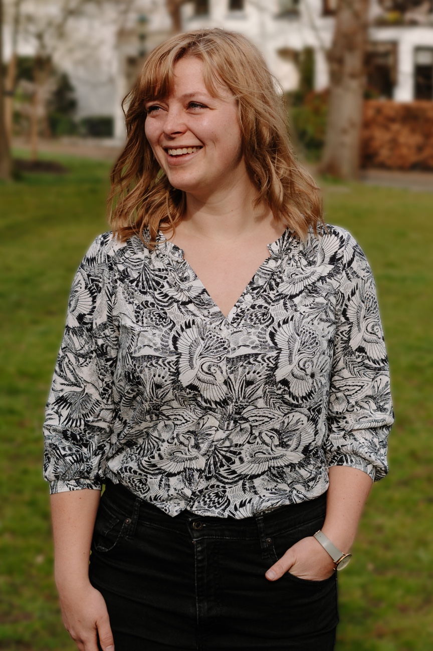 Lilian Jonker buiten in het groen